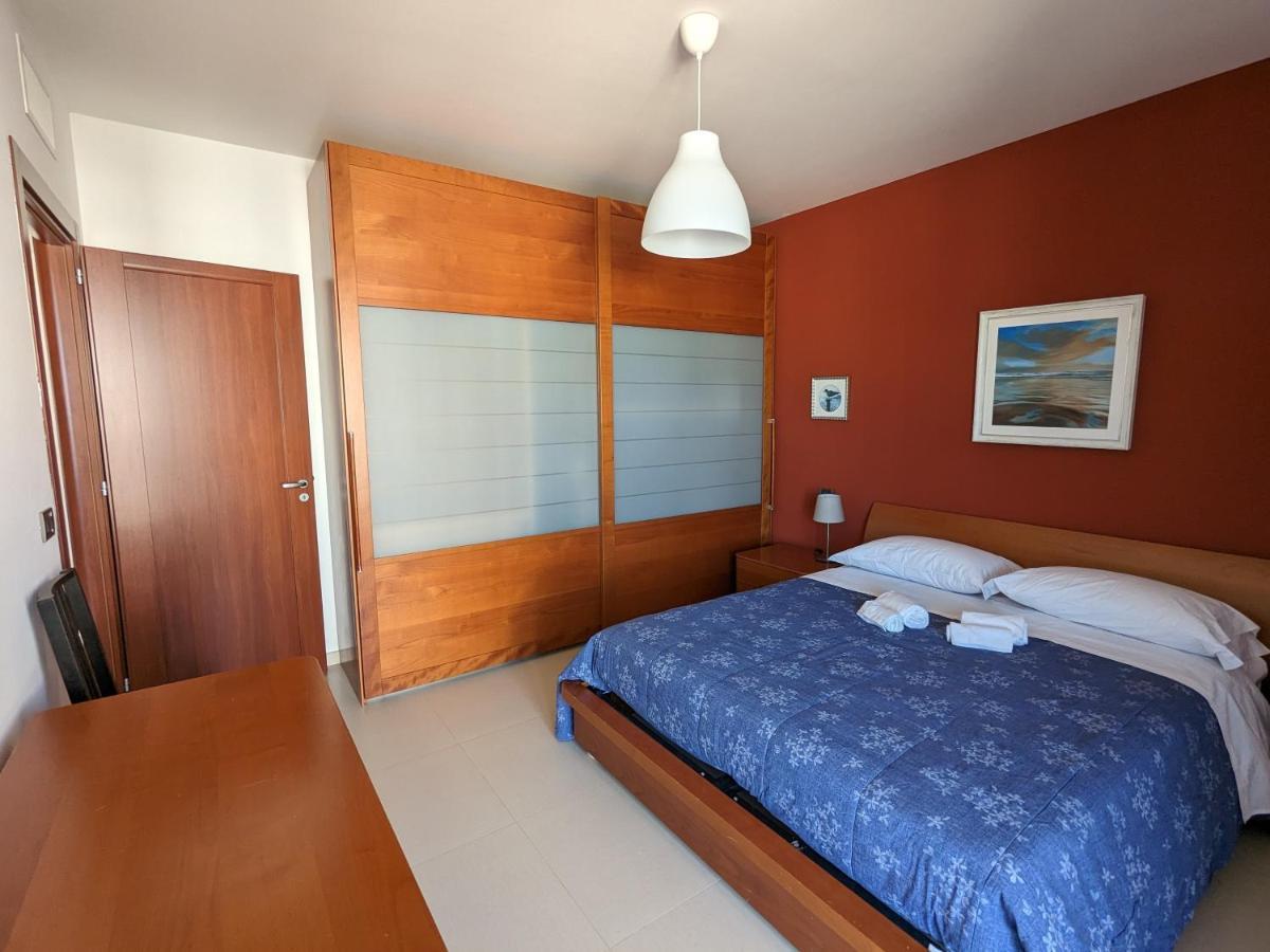 La Casa Dei Due Mari - Large Apartment With Parking Taranto Exterior photo