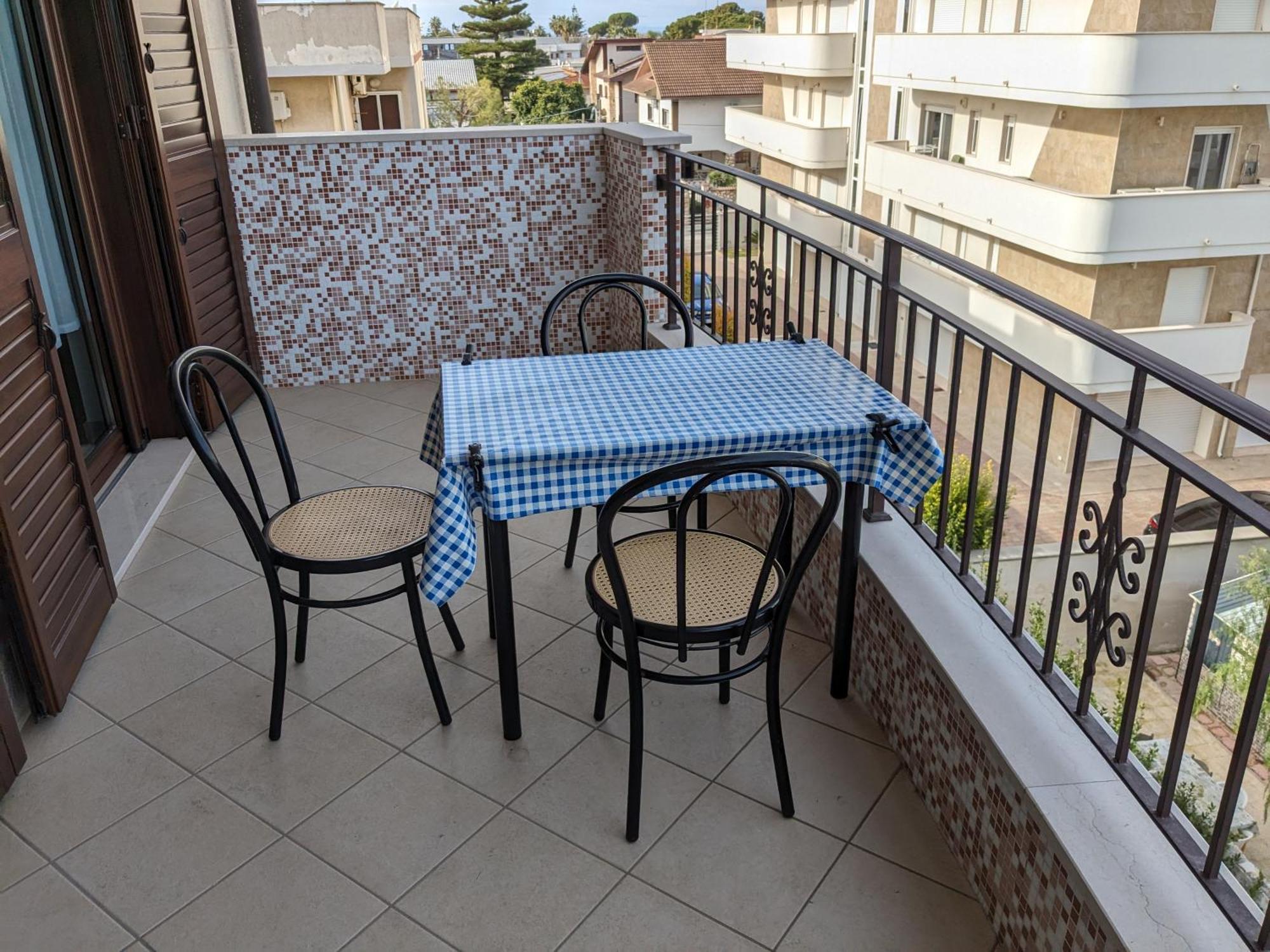 La Casa Dei Due Mari - Large Apartment With Parking Taranto Exterior photo